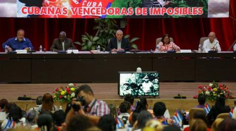 Presidente cubano asiste a clausura del XI Congreso de la FMC