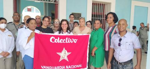 Aduana de Cienfuegos recibe la Bandera de Vanguardia Nacional