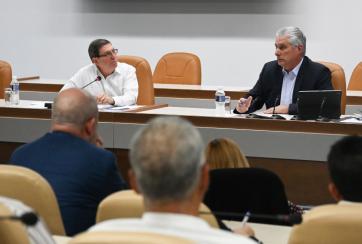 Presidente cubano encabeza reunión de balance del Minrex.