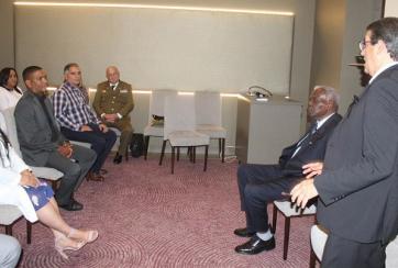 Esteban Lazo se reúne con colaboradores cubanos en Namibia