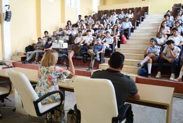 viceministra en escuela aduana