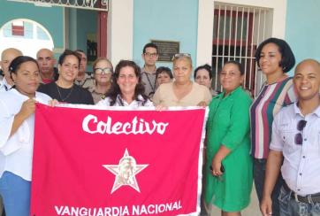 Aduana de Cienfuegos recibe la Bandera de Vanguardia Nacional