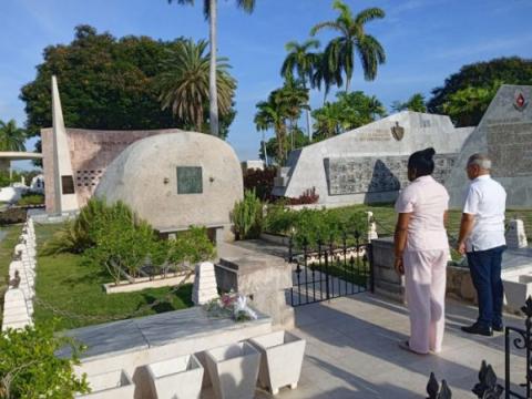 Santiagueros rinden tributo a Fidel desde Santa Ifigenia