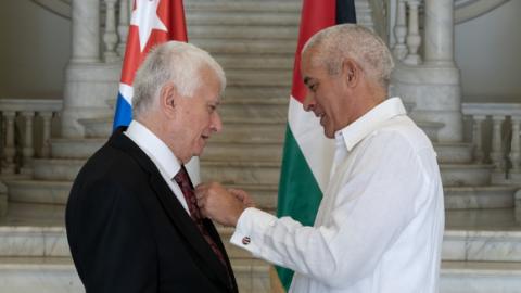 Condecoran a embajador saliente palestino con Medalla de la Amistad. 
