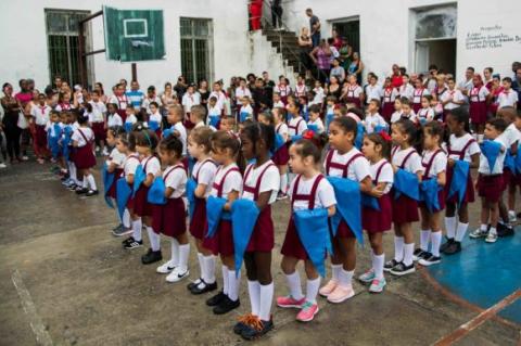  Hoy las redes están llenas  de nuestros pioneros recibiendo su pañoleta azul.