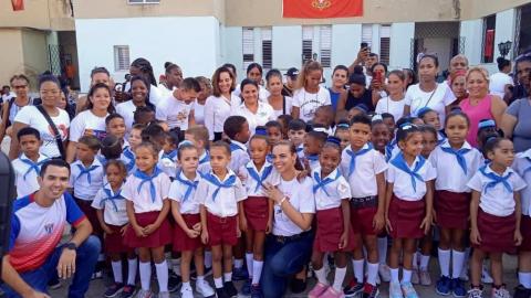 Hoy las redes están llenas de hermosas imágenes de nuestros pioneros recibiendo su pañoleta azul