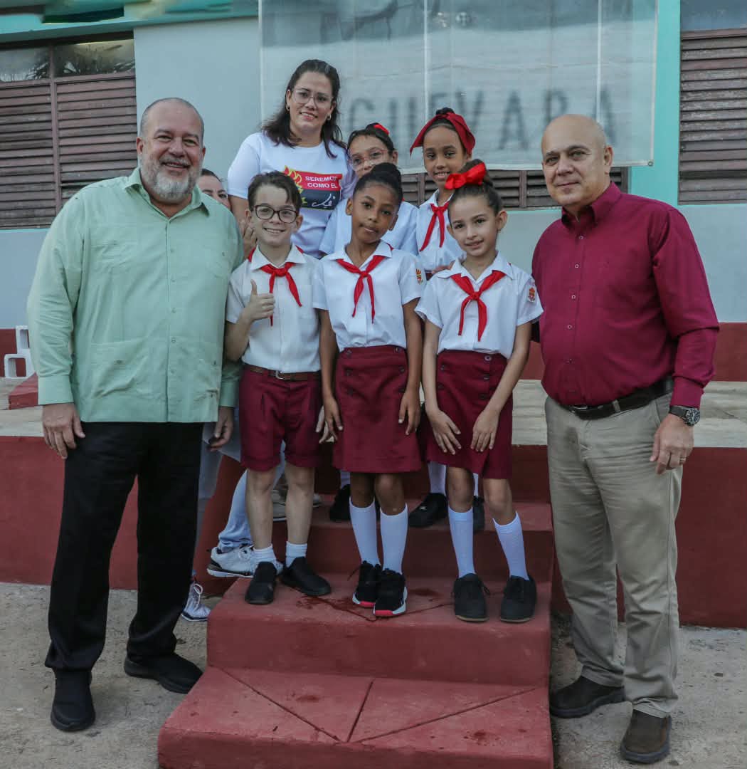 Presidente cubano comparte con niños y adolescentes en el Día Mundial de la Infancia