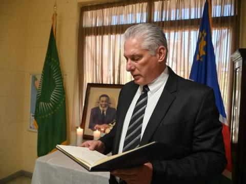 Presidente de Cuba rinde tributo a líder namibio Sam Nujoma