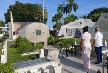 Santiagueros rinden tributo a Fidel desde Santa Ifigenia