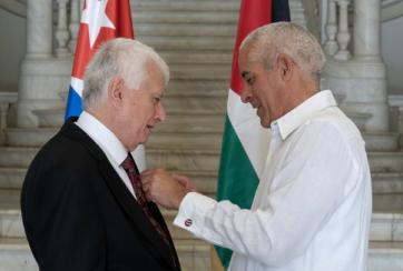 Condecoran a embajador saliente palestino con Medalla de la Amistad. 
