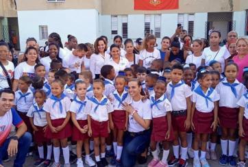 Hoy las redes están llenas de hermosas imágenes de nuestros pioneros recibiendo su pañoleta azul