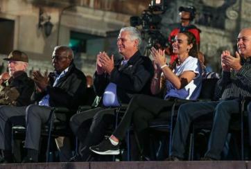 Rinden homenaje a Fidel en la escalinata de la Universidad de La Habana
