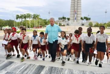 Presidente cubano comparte con niños y adolescentes en el Día Mundial de la Infancia
