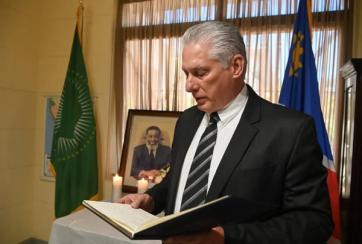 Presidente de Cuba rinde tributo a líder namibio Sam Nujoma